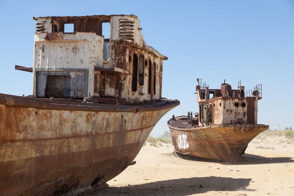 Barcos no Mar de Aral Uzbequistao