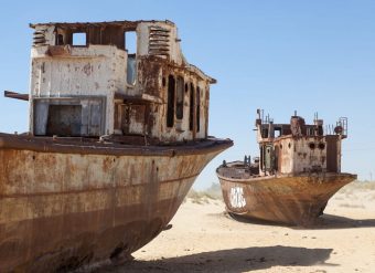 Barcos no Mar de Aral Uzbequistao