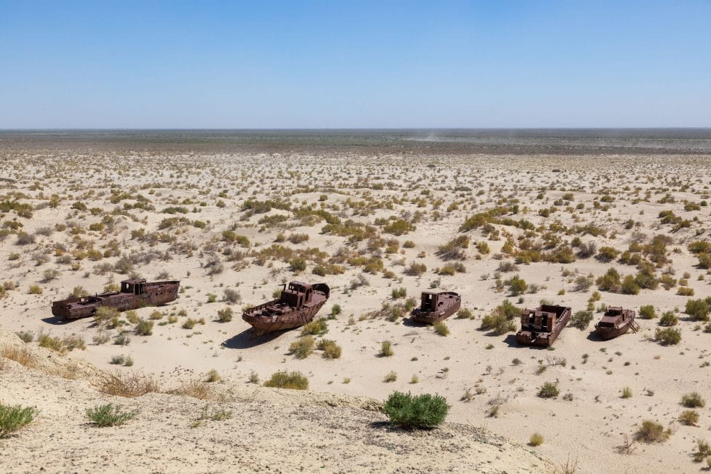 Barcos no Mar de Aral Uzbequistao